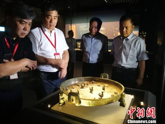 “晋公盘”内有多个浮雕、圆雕动物,其中圆雕动物能在装置原处作360度转动,体现我国春秋时期青铜器制作的最高工艺水平。 杨杰英 摄